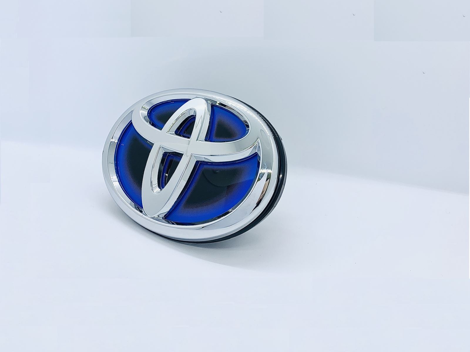 hút nổi logo toyota mạ crom sáng bóng