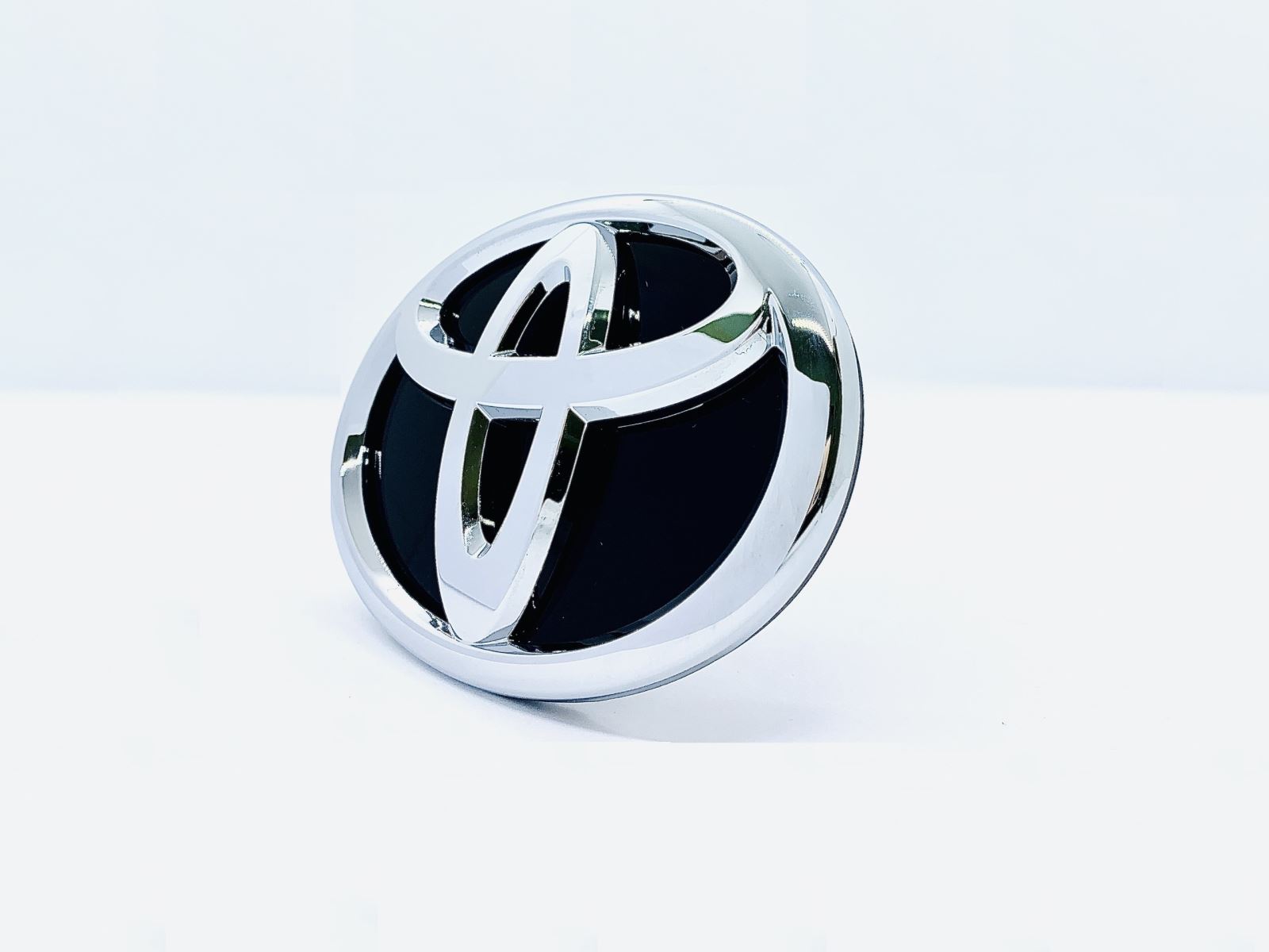 logo hút nổi mạ crom xe ô tô