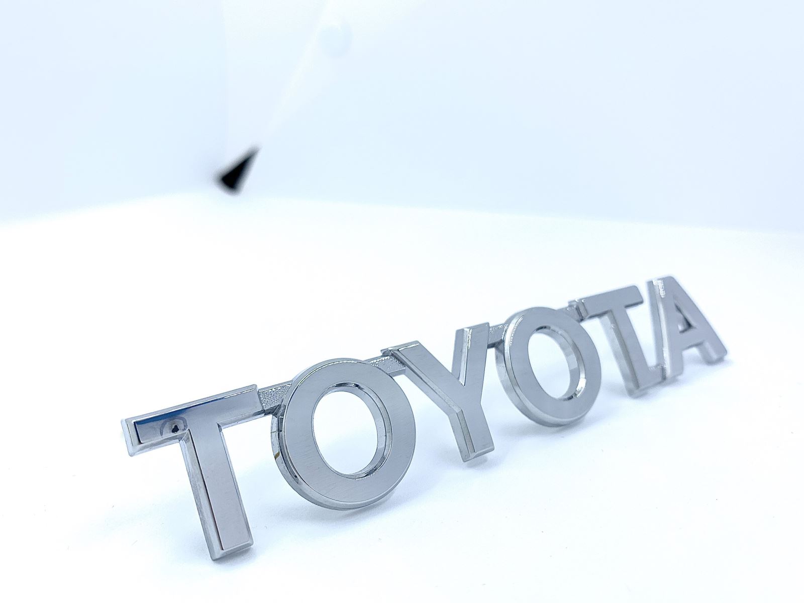 làm logo xe toyota mạ crom tuyệt đẹp