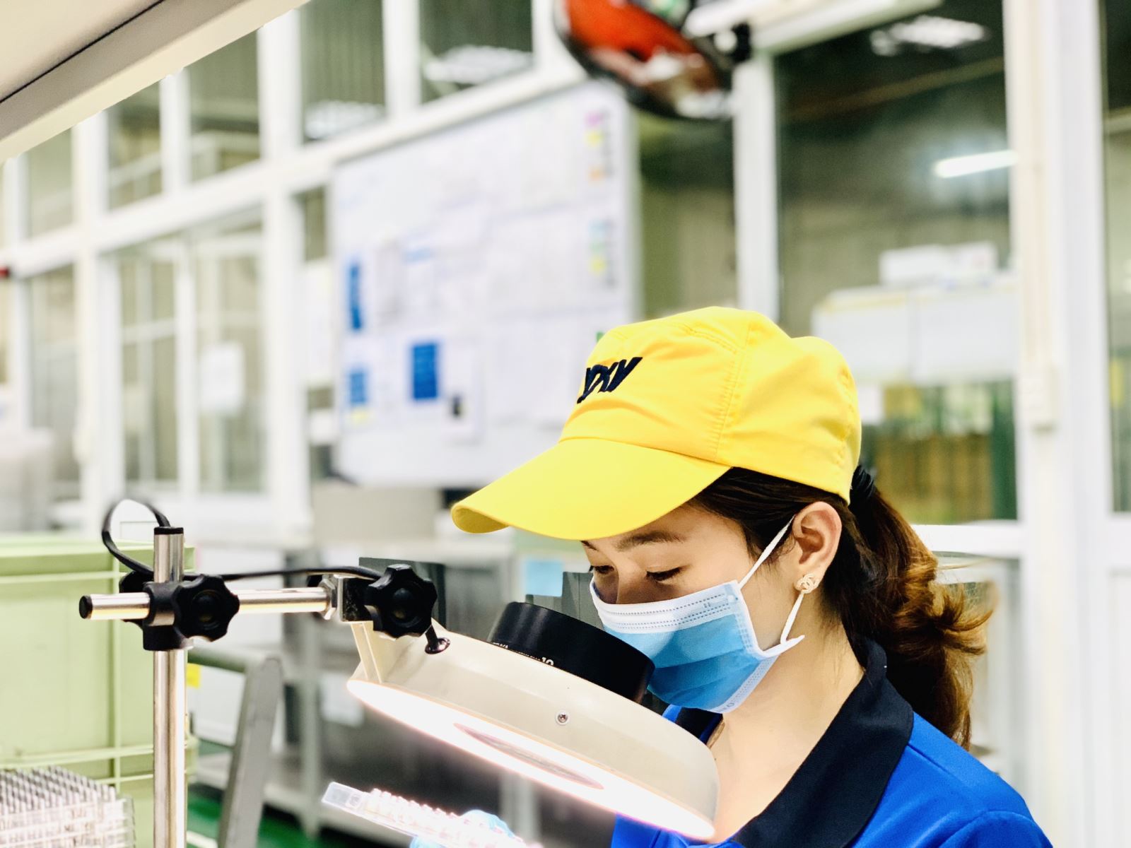 hình ảnh nhân viên sử dụng cơ sở vật chất của Yoshino