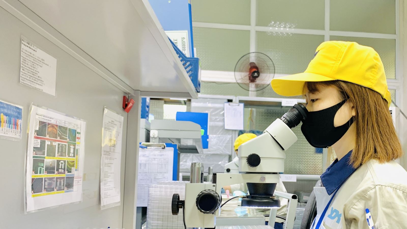 hình ảnh nhân viên sử dụng cơ sở vật chất của Yoshino