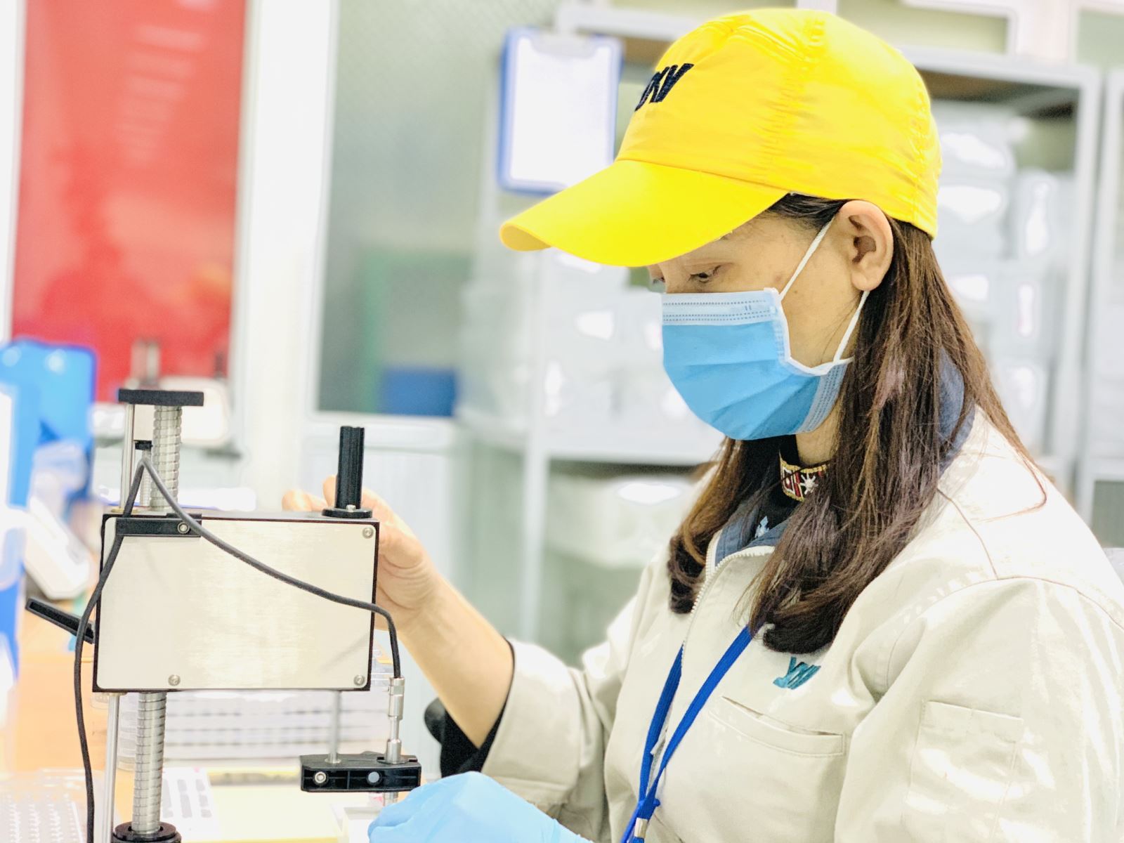 hình ảnh nhân viên sử dụng cơ sở vật chất của Yoshino